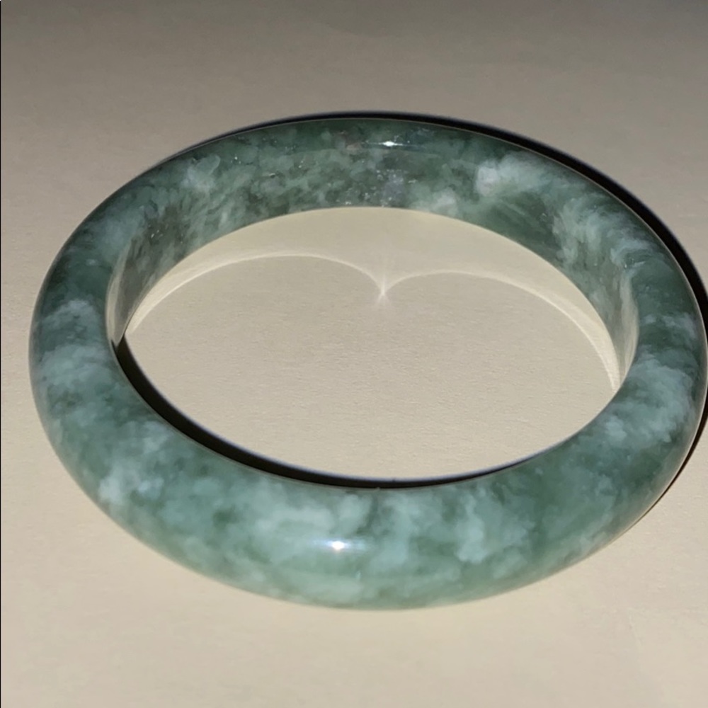 Green jadeite jade bangle - Picture 4 of 8